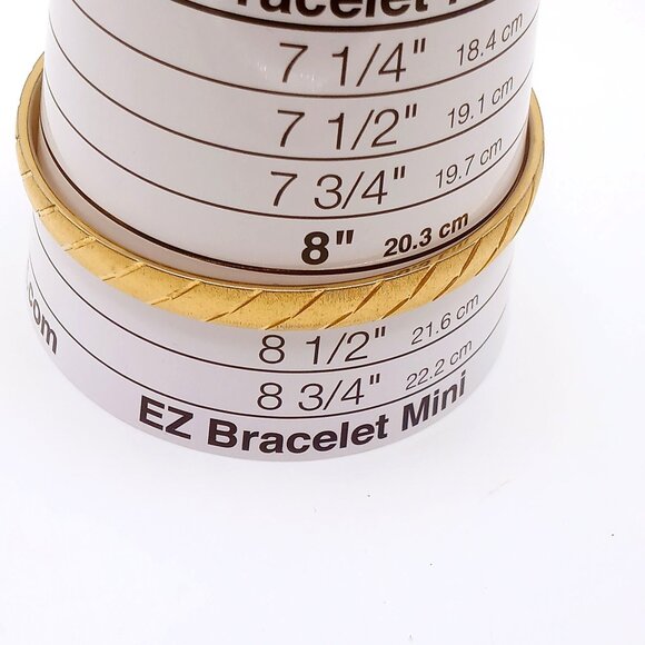 Vintage Monet L Signed Bangle Gold Tone Diamond Cut Textured Bracelet 8 1/4 " - Picture 6 of 6